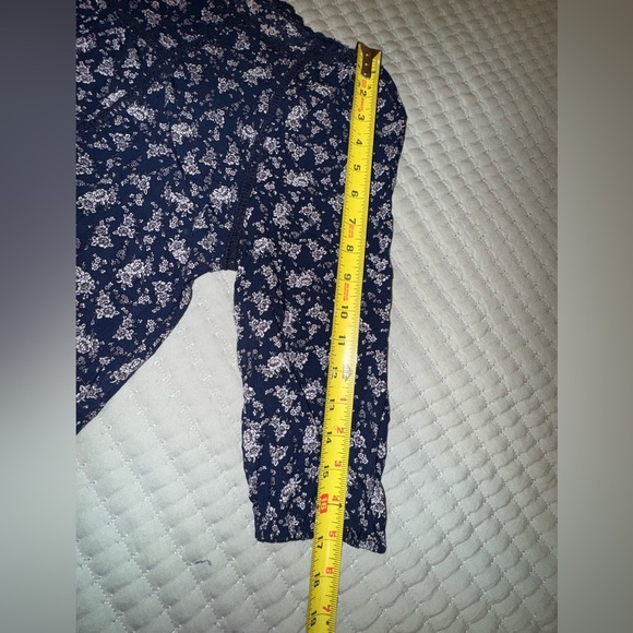 Cozy casual Floral Navy Women's Top with open detail. Size M. VGUC - Picture 10 of 10